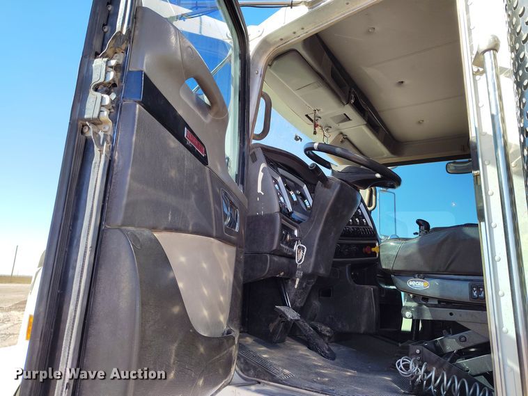 image for item DV6662 2017 Kenworth  semi truck