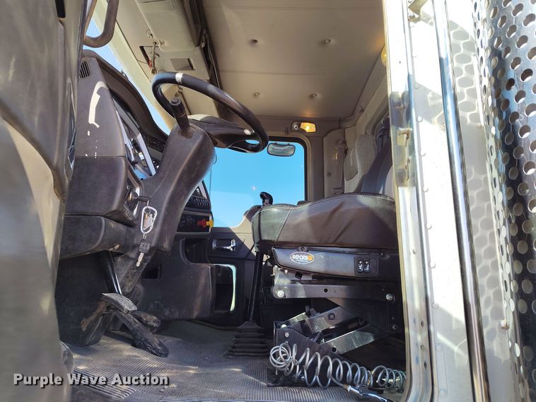 image for item DV6662 2017 Kenworth  semi truck