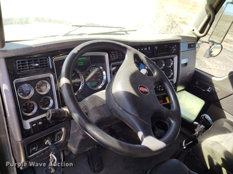 image for item DV6662 2017 Kenworth  semi truck