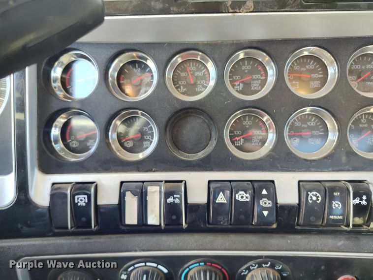 image for item DV6662 2017 Kenworth  semi truck