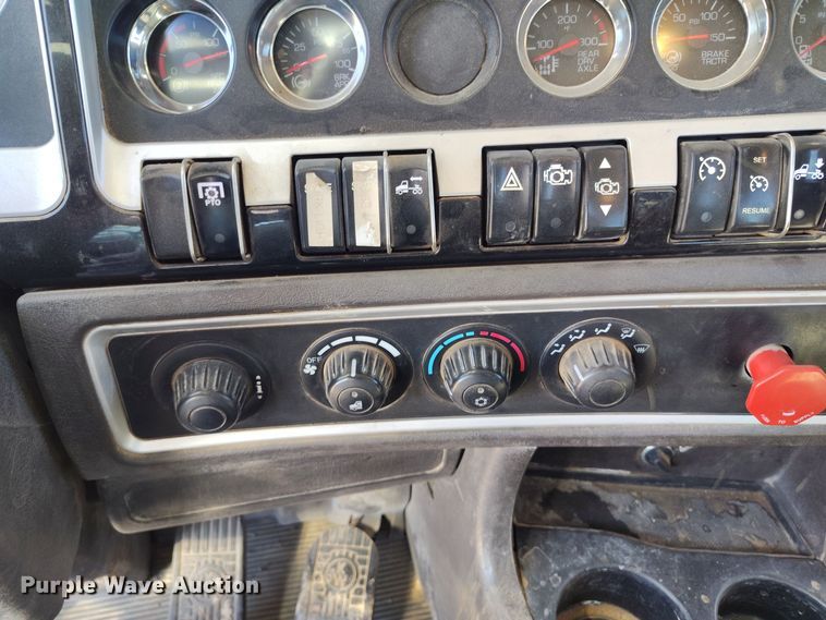 image for item DV6662 2017 Kenworth  semi truck