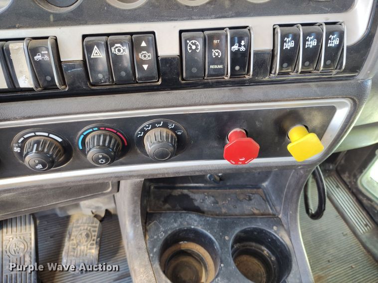 image for item DV6662 2017 Kenworth  semi truck