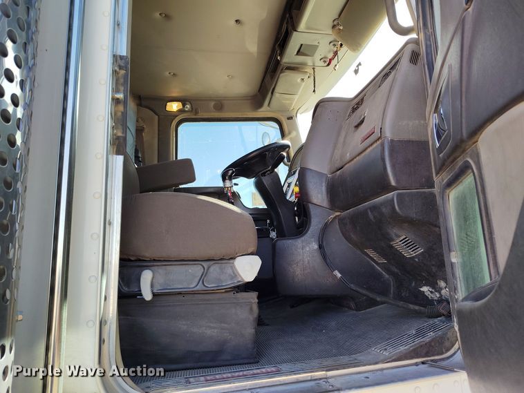 image for item DV6662 2017 Kenworth  semi truck