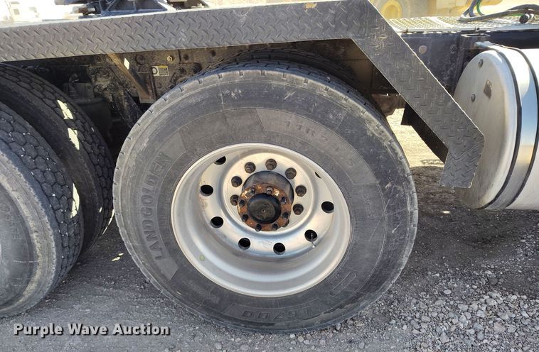 image for item DV6662 2017 Kenworth  semi truck