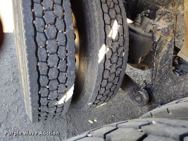 image for item DV6662 2017 Kenworth  semi truck