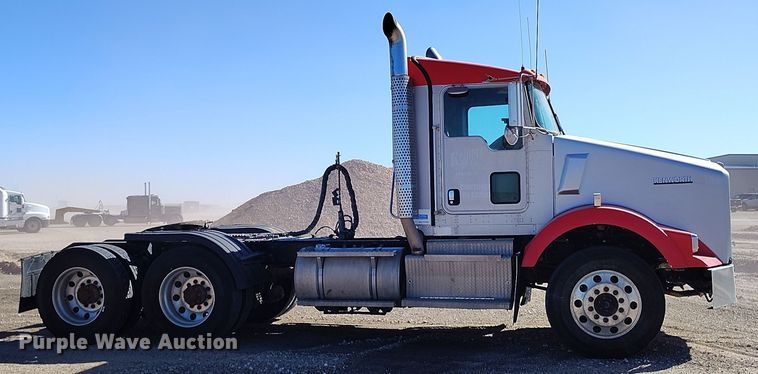 image for item DV6663 2011 Kenworth  T800 semi truck