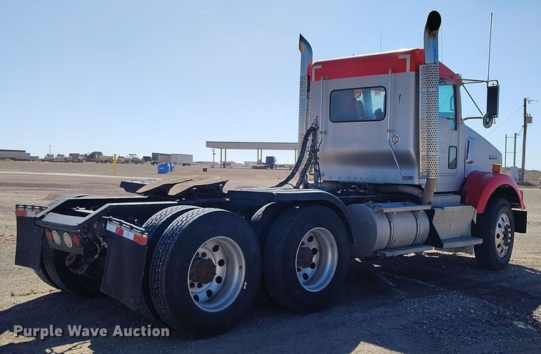image for item DV6663 2011 Kenworth  T800 semi truck