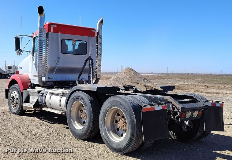 image for item DV6663 2011 Kenworth  T800 semi truck