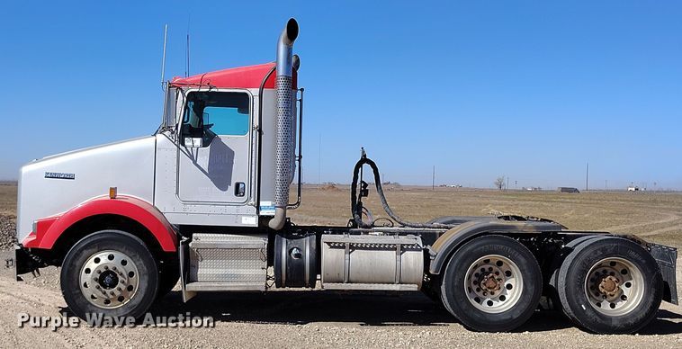 image for item DV6663 2011 Kenworth  T800 semi truck