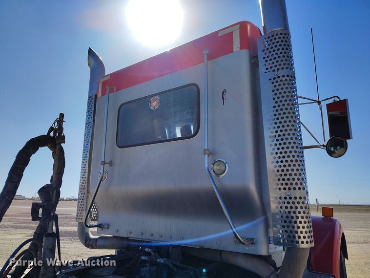 image for item DV6663 2011 Kenworth  T800 semi truck