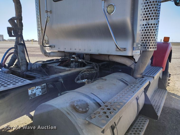 image for item DV6663 2011 Kenworth  T800 semi truck