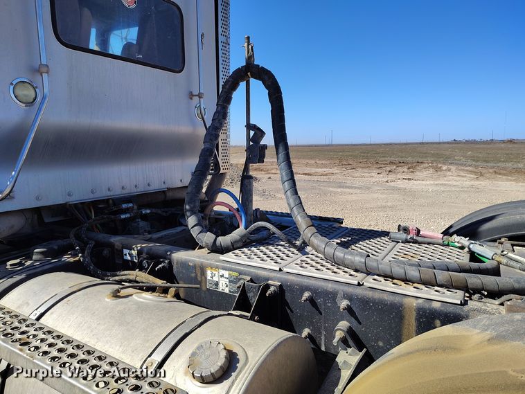 image for item DV6663 2011 Kenworth  T800 semi truck