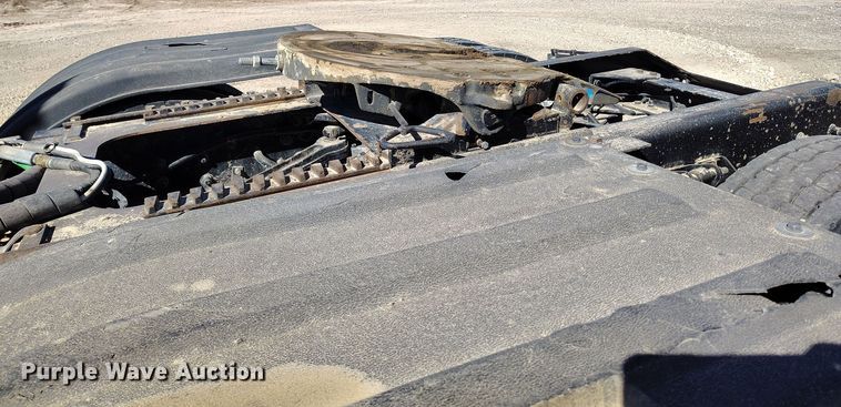 image for item DV6663 2011 Kenworth  T800 semi truck