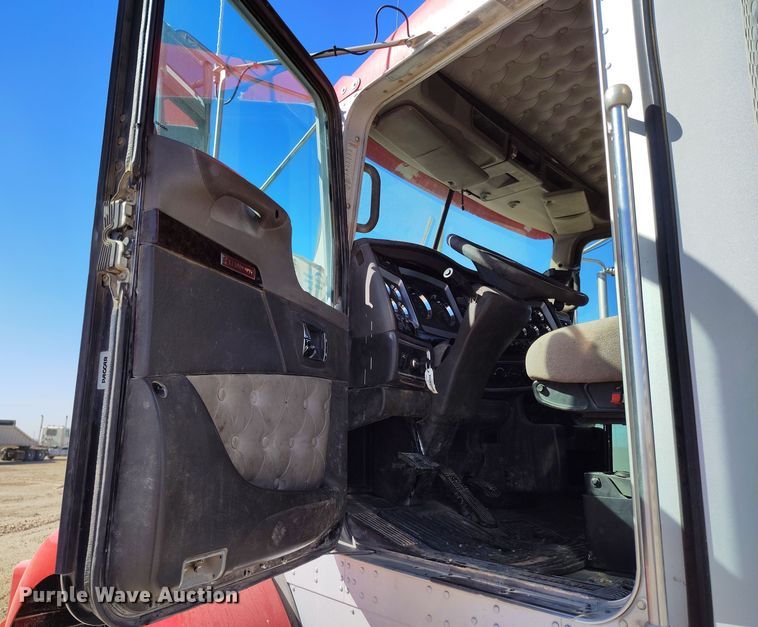 image for item DV6663 2011 Kenworth  T800 semi truck