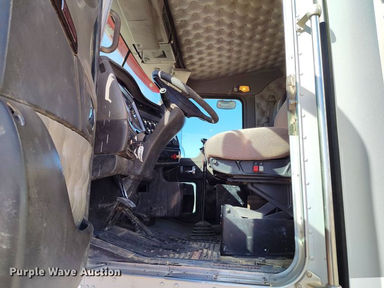image for item DV6663 2011 Kenworth  T800 semi truck