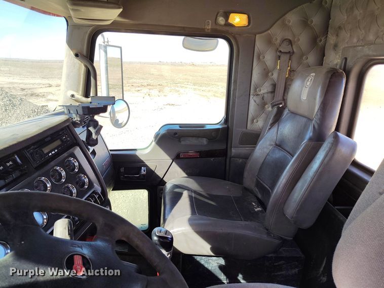 image for item DV6663 2011 Kenworth  T800 semi truck