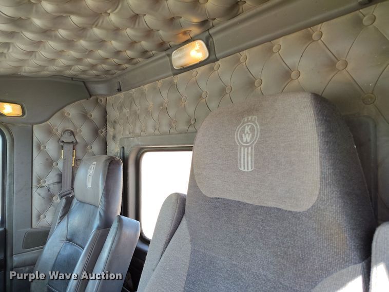 image for item DV6663 2011 Kenworth  T800 semi truck