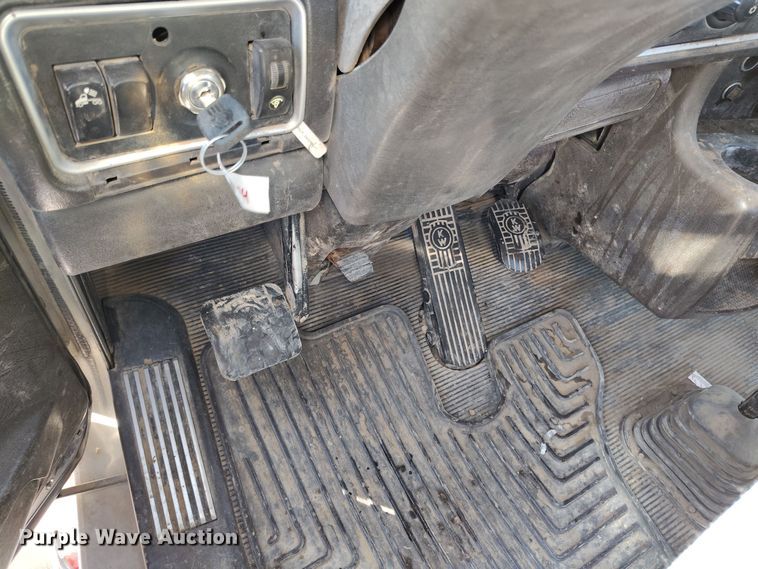 image for item DV6663 2011 Kenworth  T800 semi truck