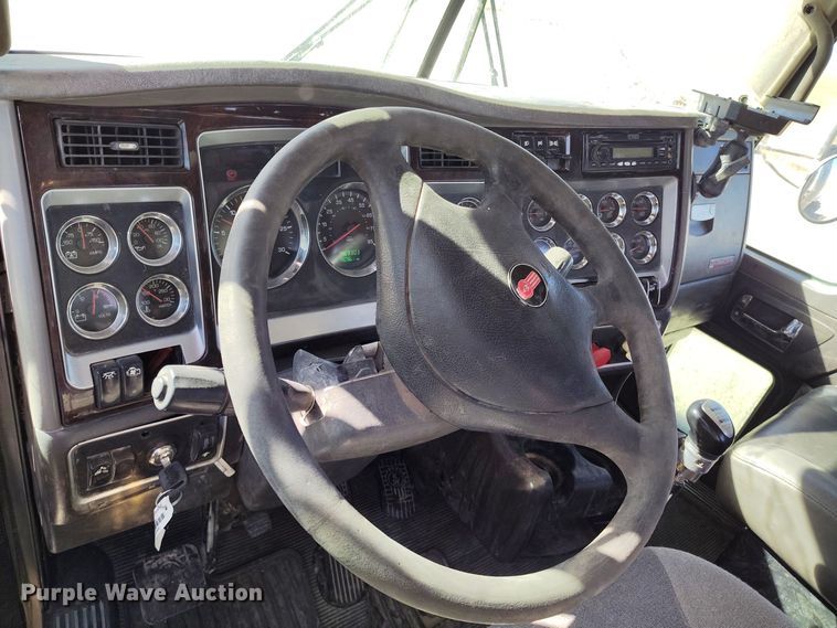 image for item DV6663 2011 Kenworth  T800 semi truck