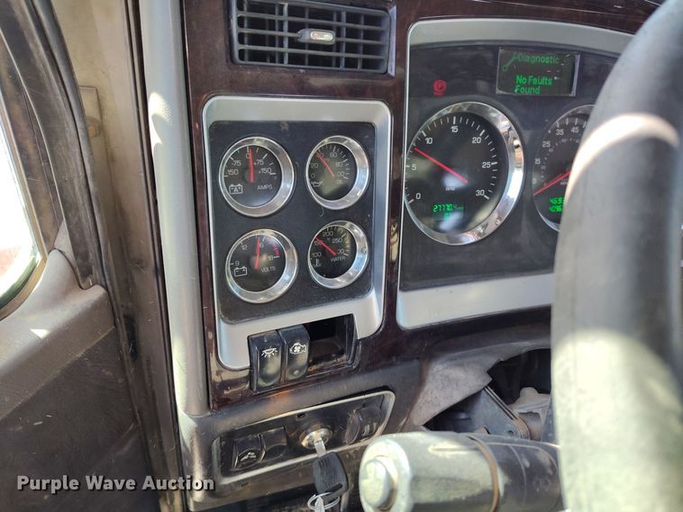 image for item DV6663 2011 Kenworth  T800 semi truck