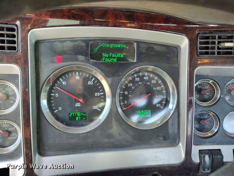 image for item DV6663 2011 Kenworth  T800 semi truck