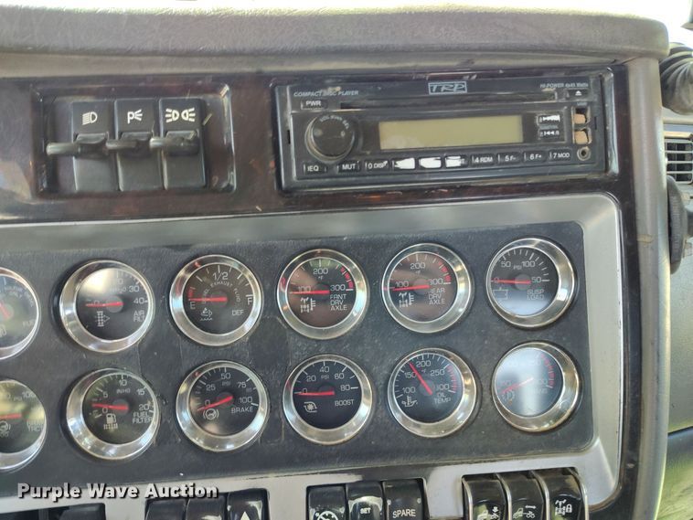 image for item DV6663 2011 Kenworth  T800 semi truck