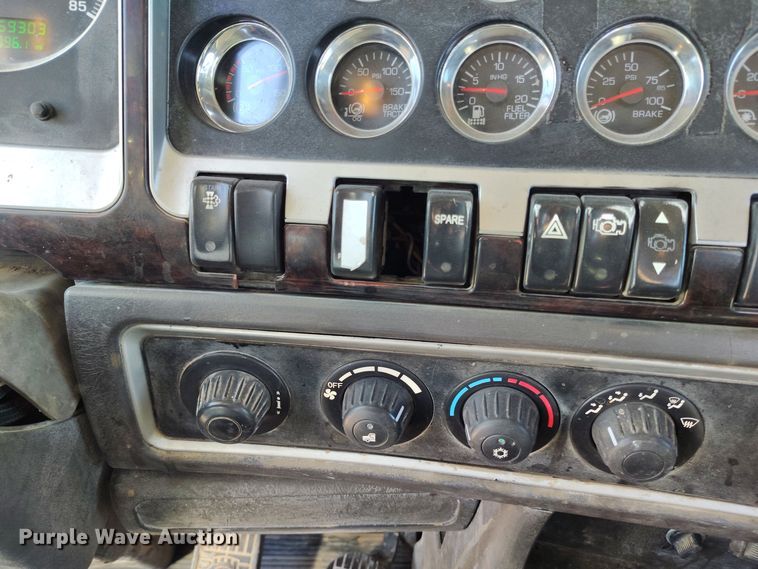 image for item DV6663 2011 Kenworth  T800 semi truck