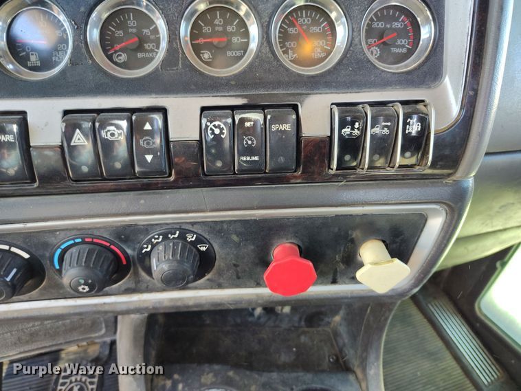 image for item DV6663 2011 Kenworth  T800 semi truck