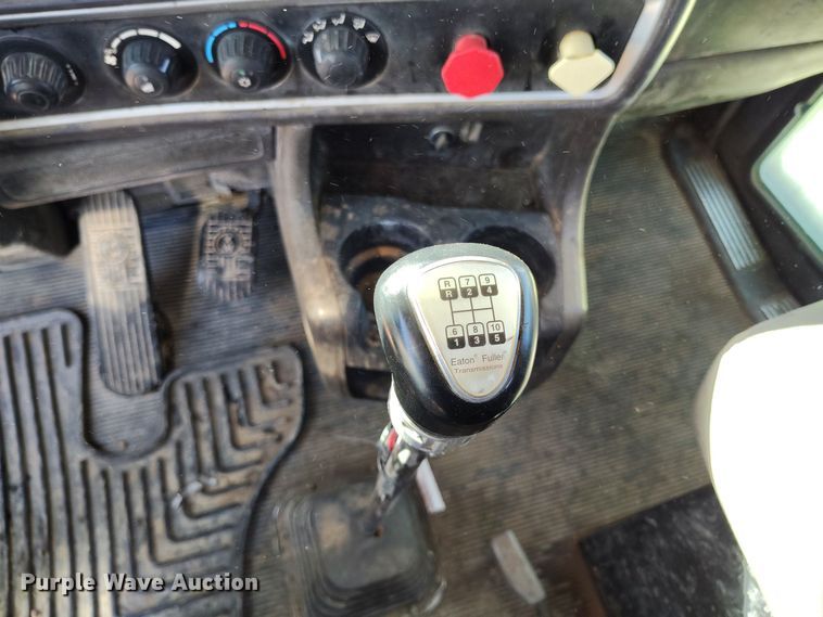 image for item DV6663 2011 Kenworth  T800 semi truck