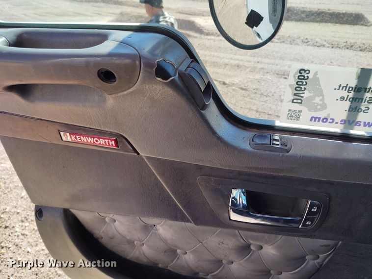 image for item DV6663 2011 Kenworth  T800 semi truck