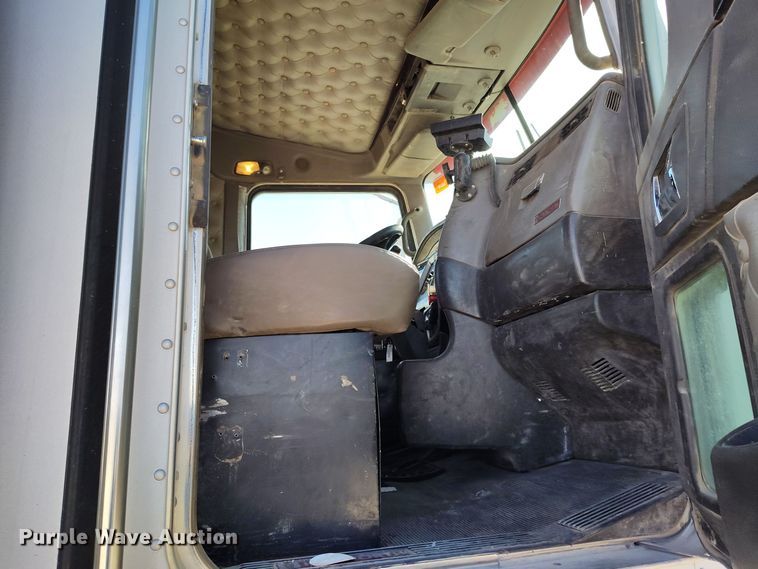 image for item DV6663 2011 Kenworth  T800 semi truck