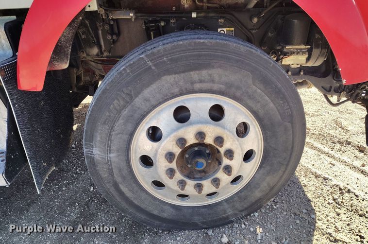 image for item DV6663 2011 Kenworth  T800 semi truck