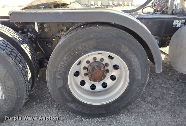 image for item DV6663 2011 Kenworth  T800 semi truck