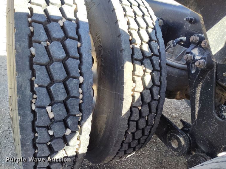 image for item DV6663 2011 Kenworth  T800 semi truck