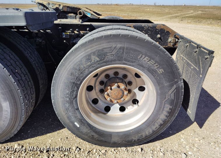 image for item DV6663 2011 Kenworth  T800 semi truck