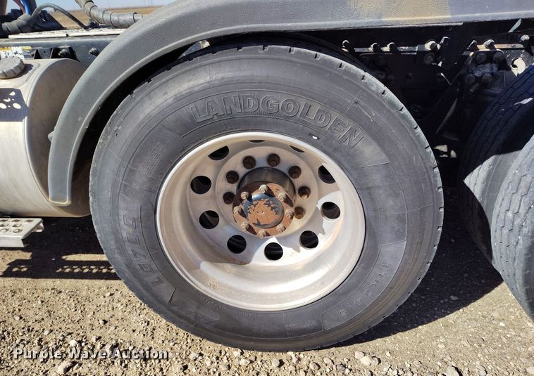 image for item DV6663 2011 Kenworth  T800 semi truck