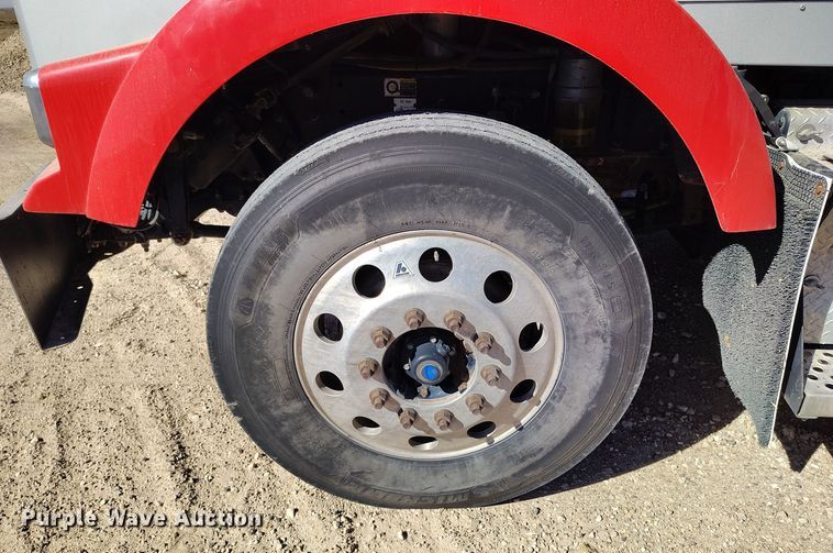 image for item DV6663 2011 Kenworth  T800 semi truck