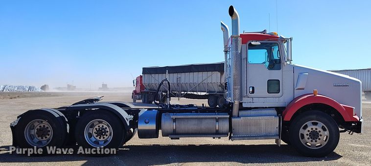 image for item DV6664 2013 Kenworth  T800 semi truck