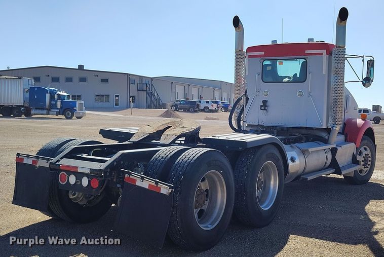 image for item DV6664 2013 Kenworth  T800 semi truck