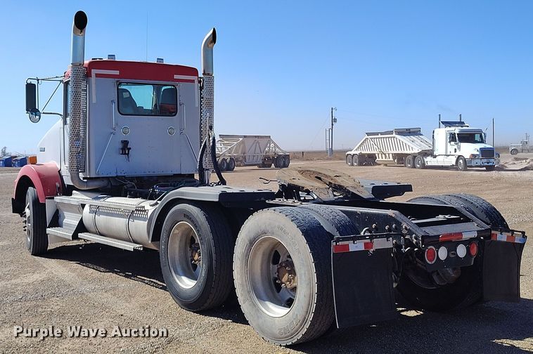 image for item DV6664 2013 Kenworth  T800 semi truck