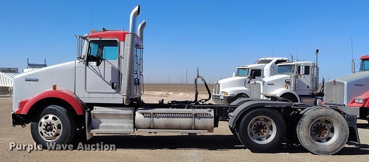 image for item DV6664 2013 Kenworth  T800 semi truck