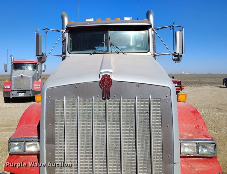 image for item DV6664 2013 Kenworth  T800 semi truck