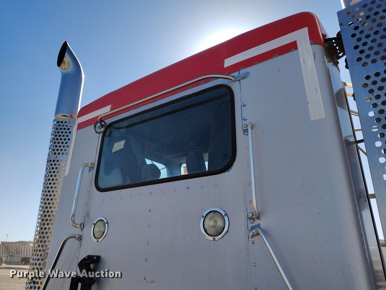 image for item DV6664 2013 Kenworth  T800 semi truck