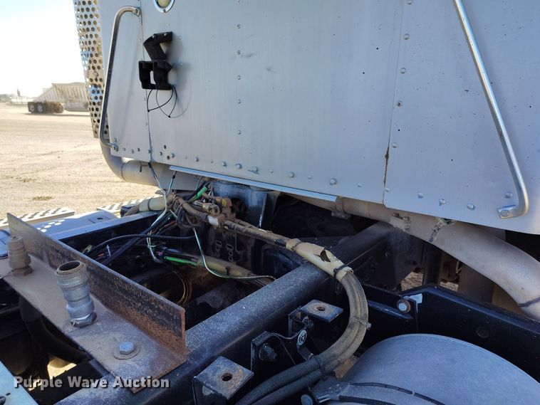 image for item DV6664 2013 Kenworth  T800 semi truck