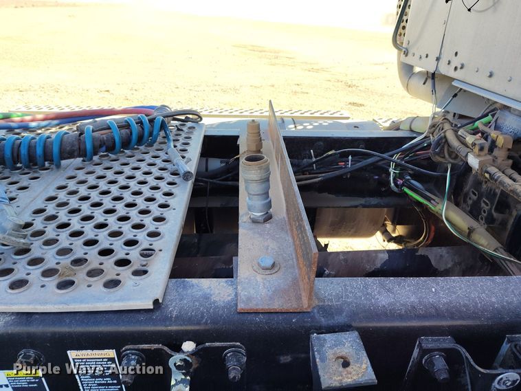 image for item DV6664 2013 Kenworth  T800 semi truck