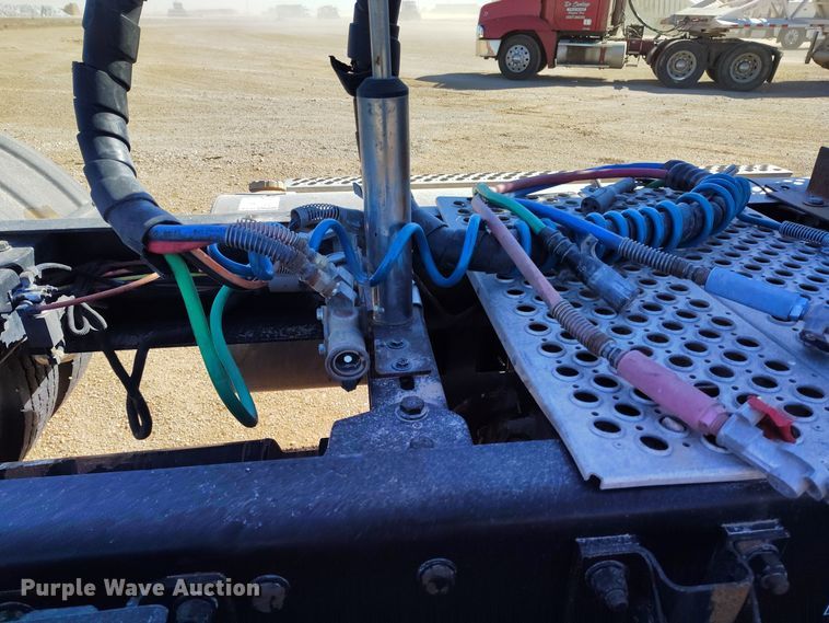 image for item DV6664 2013 Kenworth  T800 semi truck