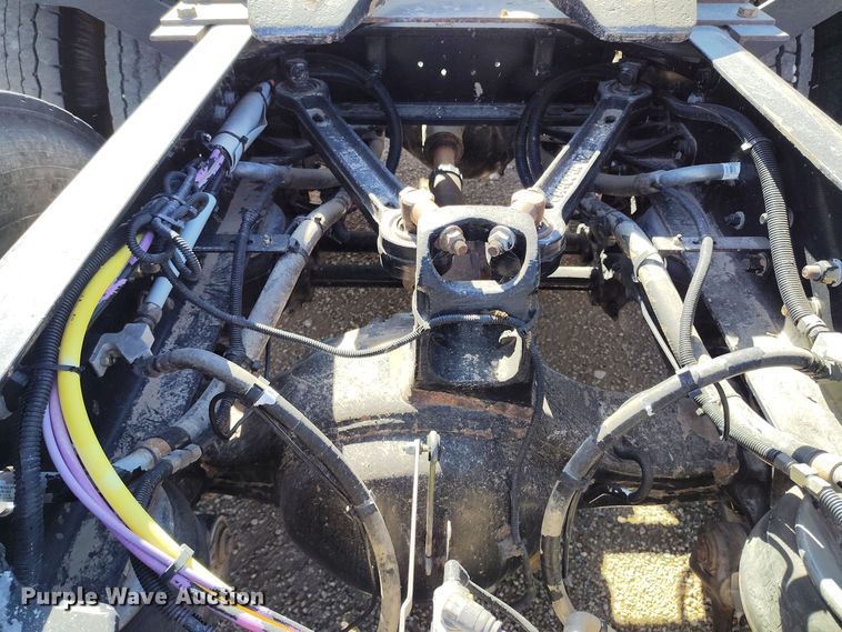 image for item DV6664 2013 Kenworth  T800 semi truck