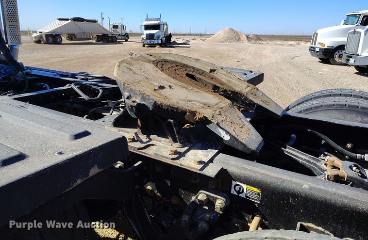 image for item DV6664 2013 Kenworth  T800 semi truck