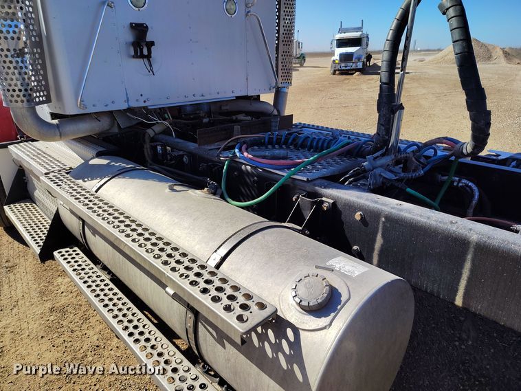 image for item DV6664 2013 Kenworth  T800 semi truck