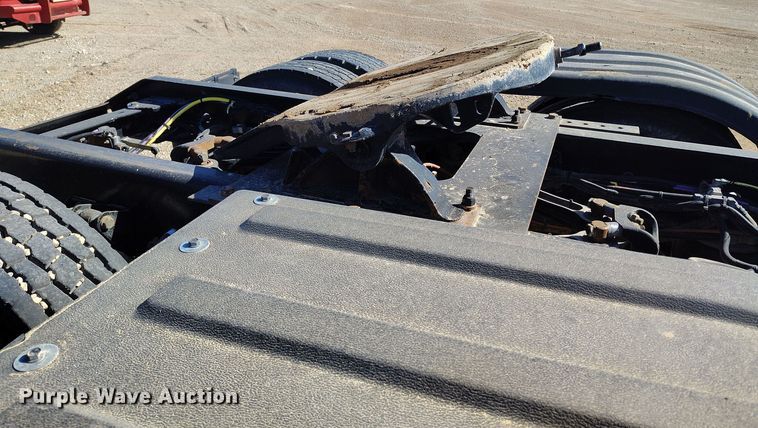 image for item DV6664 2013 Kenworth  T800 semi truck